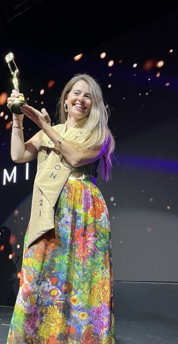 Sabrina en el escenario de la Convención 2026 de Century 21, reconocimiento Centurión