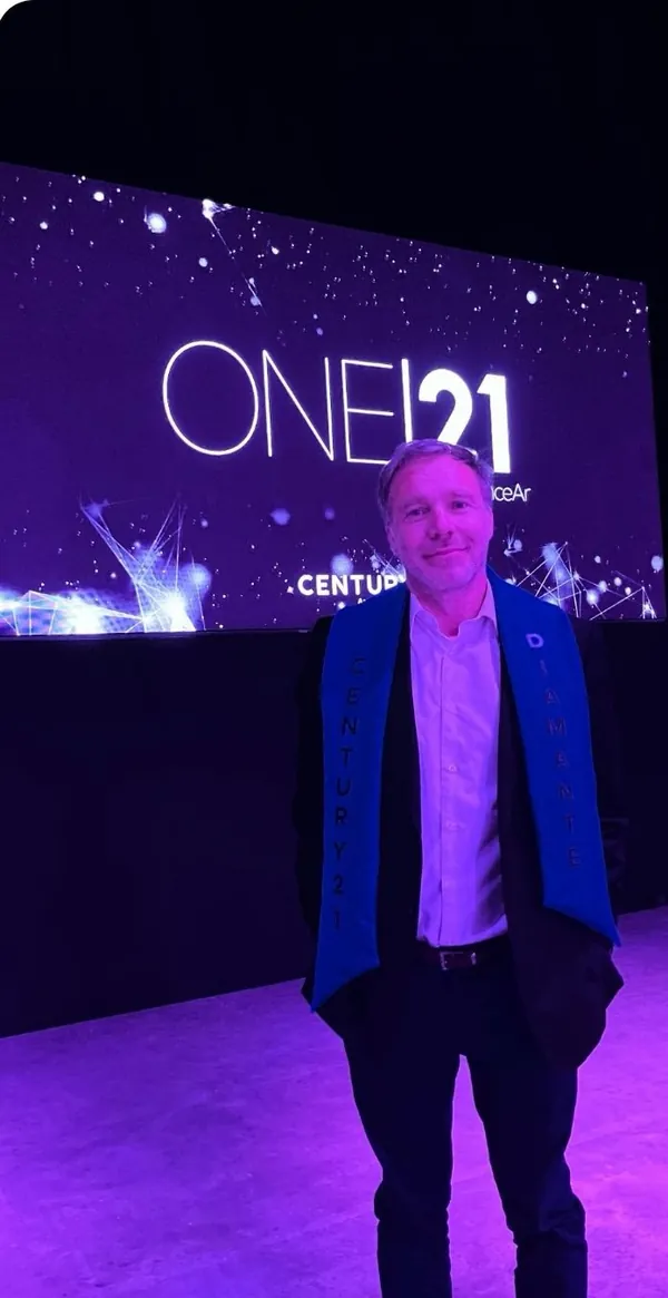 Fernando en el escenario de la Convención 2026 de Century 21, reconocimiento Diamante