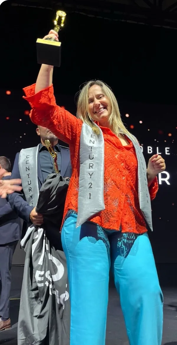 Milagros en el escenario de la Convención 2026 de Century 21, reconocimiento Doble Centurión