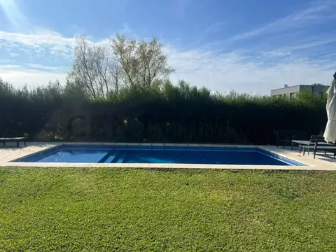 Casa de 5 ambientes en El Cantón
